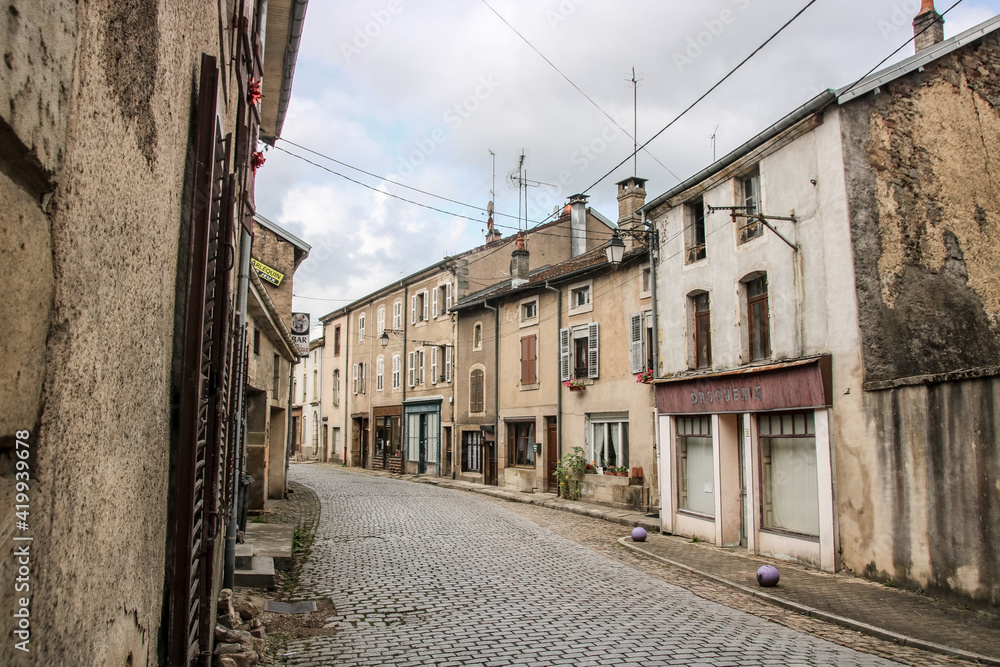 Rue à Fontenoy-le-Château, commune française de Lorraine, située dans le département des Vosges, en région Grand Est.