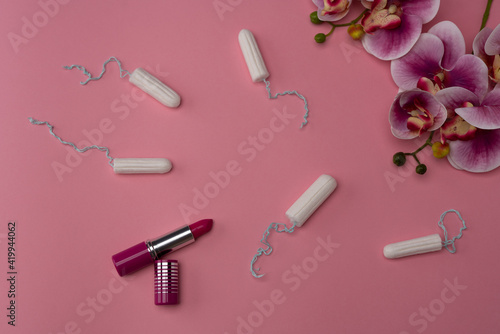 Miesiączka higiena krew krwawienie czystość PSM Kobiecość płodność pomadka różowa tampony białe © Bozena