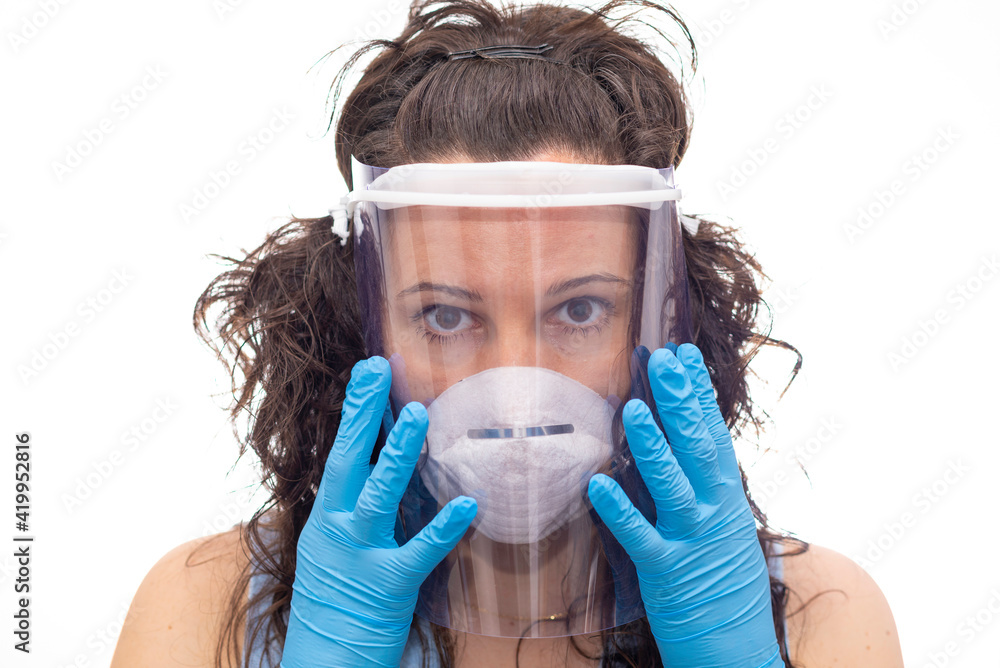 Chica usando medios de protección antivirus. Chica usando medios de protección antivirus.