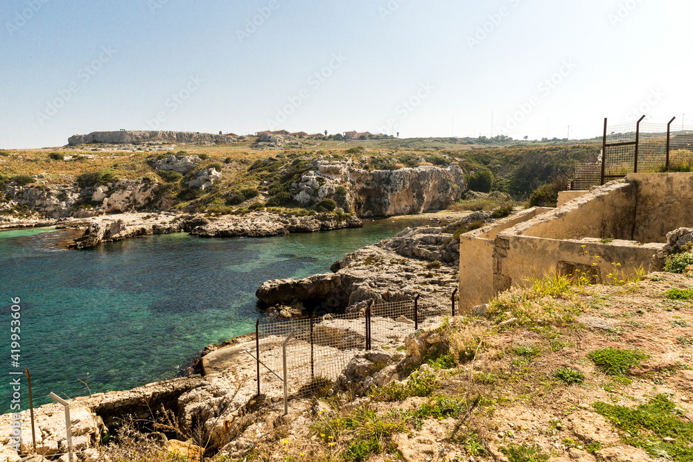 Fototapeta premium Old Ruins of The Tonnara di Santa Panagia (Tuna Fishery) In Syracuse, Sicily – Italy.
