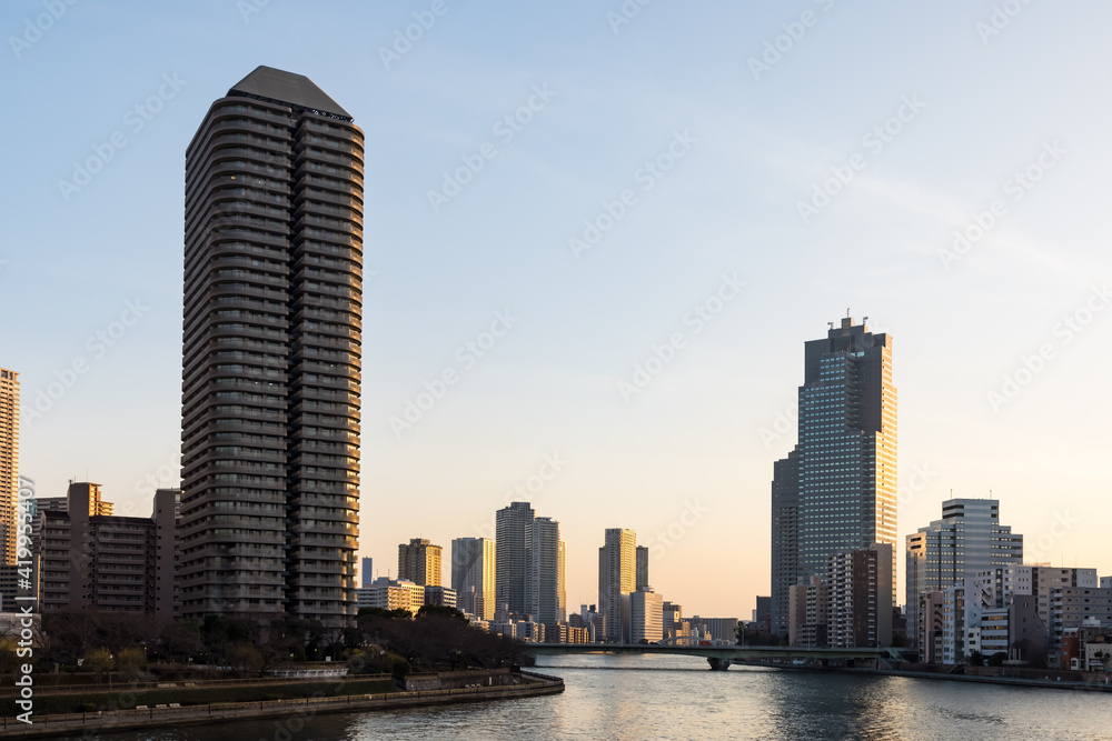 Fototapeta premium (東京都ｰ都市風景)新川周辺の夕景１