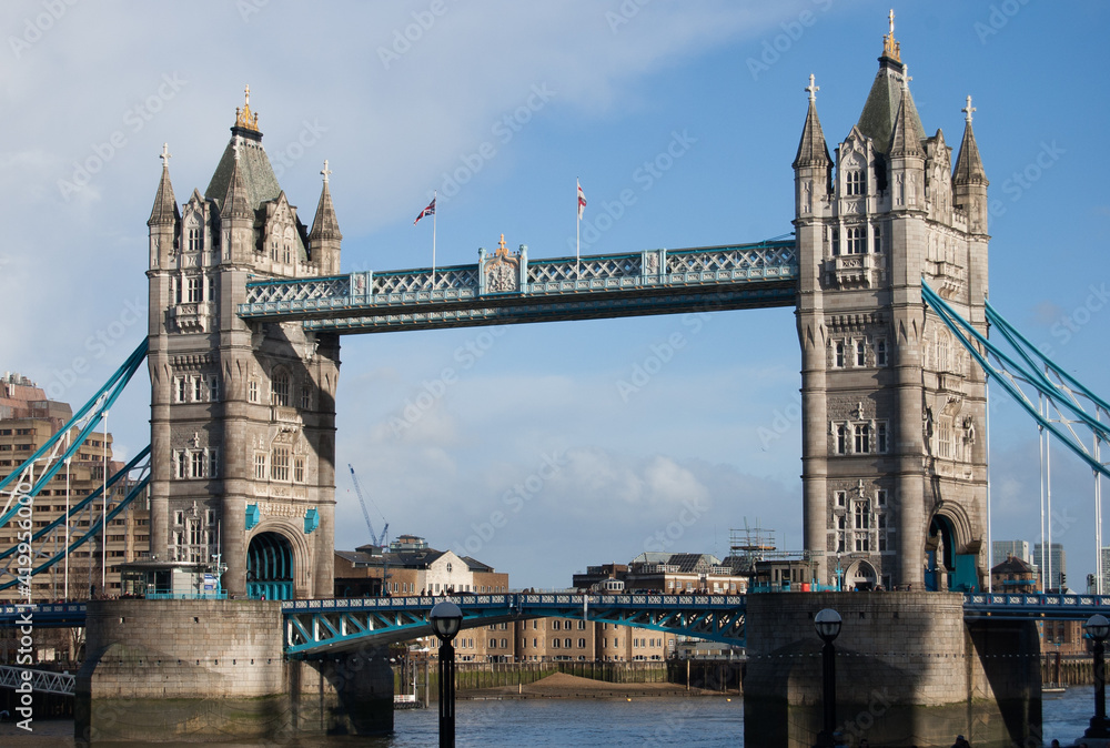 Fototapeta premium Puente de la Torre de Londres sobre el río Támesis