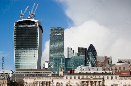 Rascacielos que destacan en el distrito financiero de Londres photo