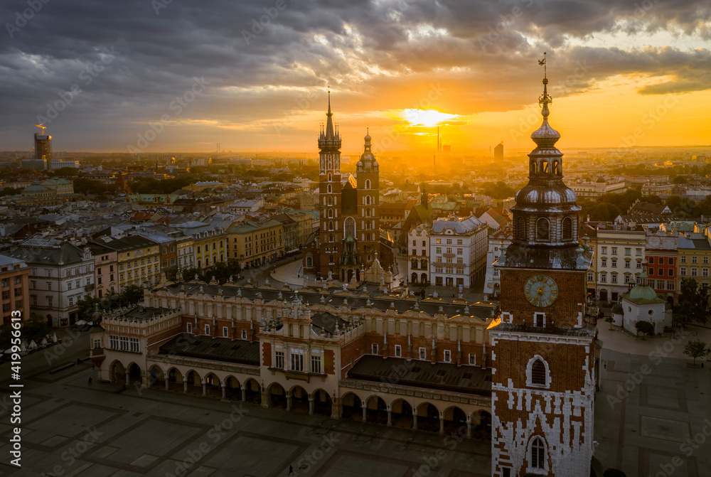 Fototapeta premium Main Square in Krakow during sunrise, Poland
