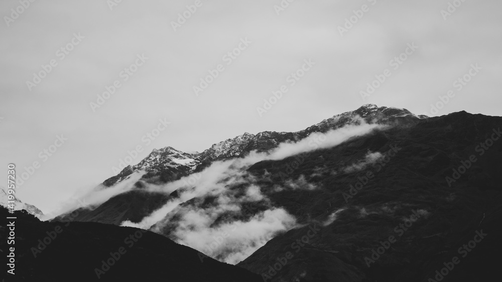 las nubes recorrer la ladera de la cordillera de los Andes