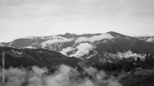 Viajando entre las nubes en la cordillera de los Andes © Martin