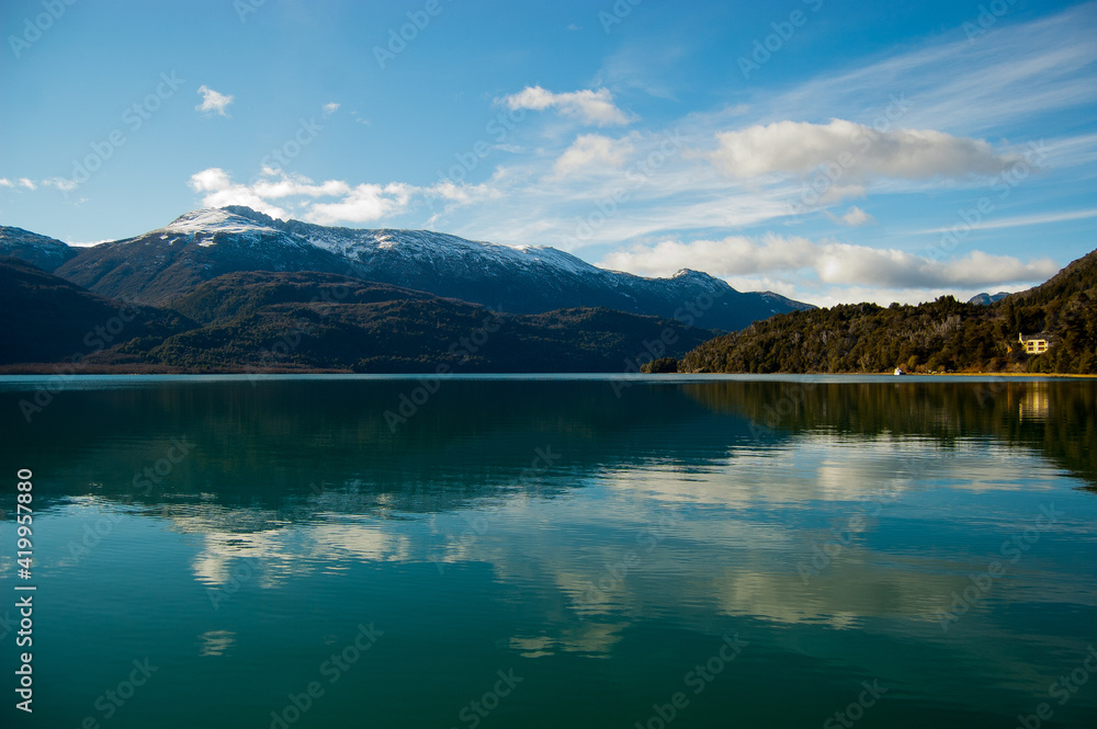 La montaña, el bosque, el cielo y el reflejo de ellos en el lago 