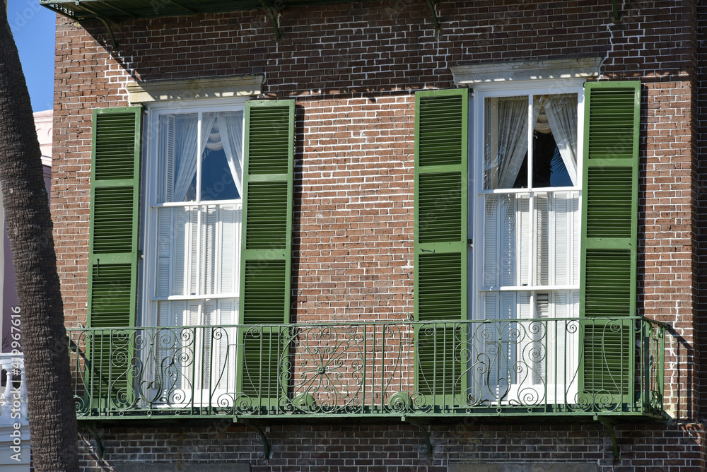 The street front of an old town house built in Charleston, South Carolina