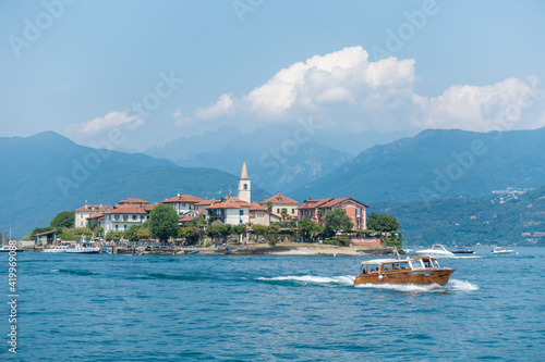 Ile Borromées - Italie
Les îles Borromées, en italien Isole Borromee, sont des îles italiennes du lac Majeur. Elles sont au nombre de cinq, mais seules trois se visitent.