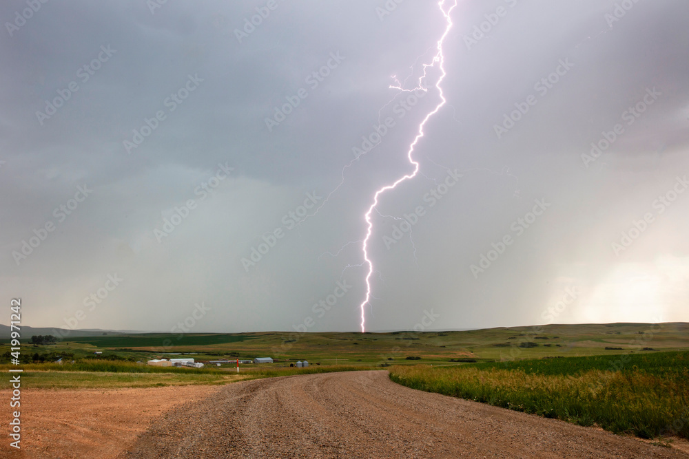 Obraz premium Lightning strike in rural Richland County, Montana, USA