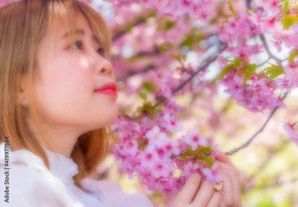 河津桜と若い女性