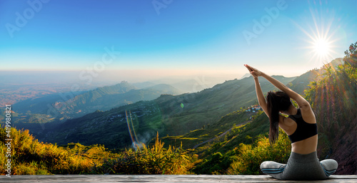 Fototapeta Naklejka Na Ścianę i Meble -  Young woman practicing yoga in the nature