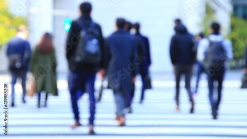 東京のビジネス街　通勤する会社員