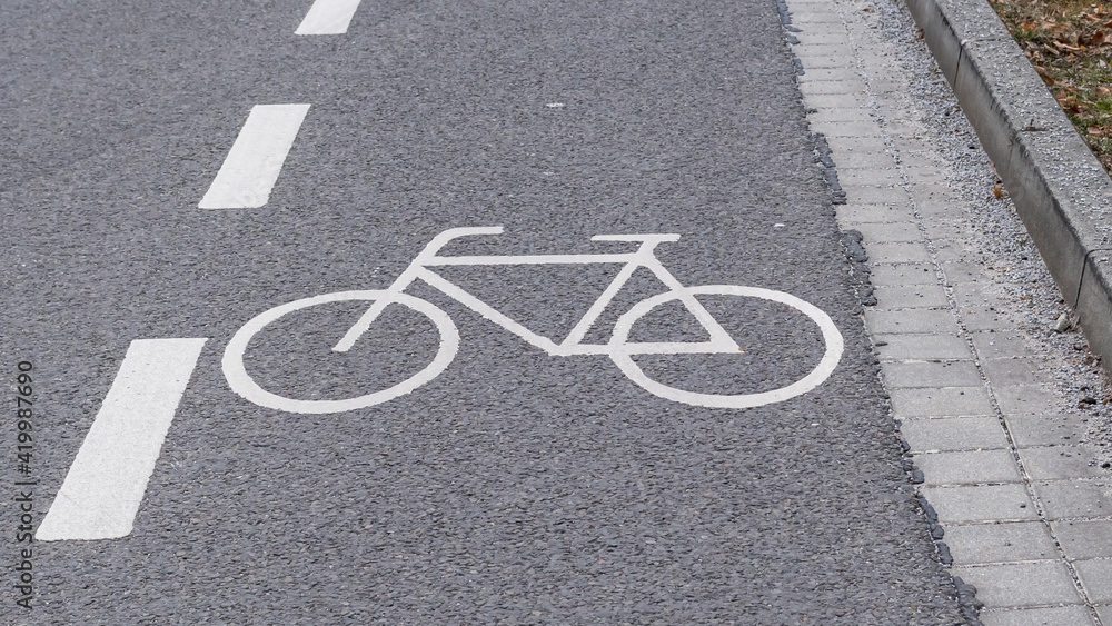 Fototapeta premium Symbol auf der Strasse für einen Radweg