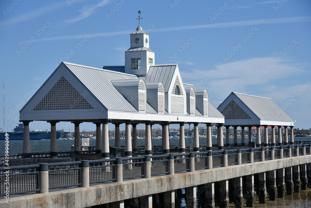 Fototapeta premium Outdoor seating pavilion at Waterfront Park in the downtown Charleston, South Carolina harbor.