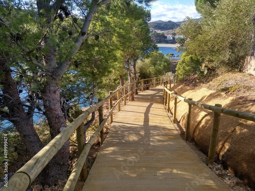 Camino de ronda junto al mar en Colera