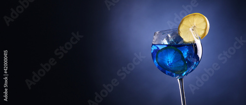 blauer Cocktail mit Zitrone