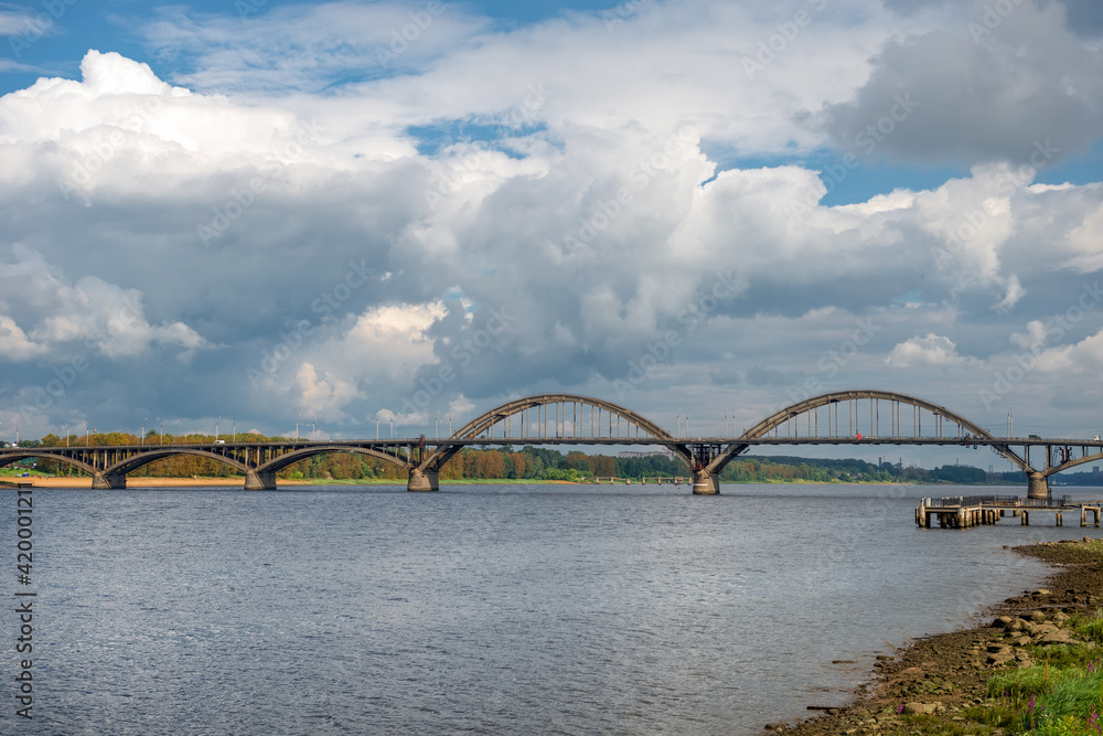 Obraz premium Panorama of the Volga embankment and a road bridge across the Volga river in the city of Rybinsk