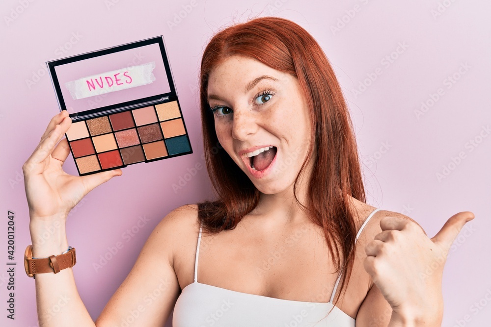 Foto De Young Red Head Girl Holding Blush Palette Of Nudes Colors foto-de-young-red-head-girl-holding-blush-palette-of-nudes-colors