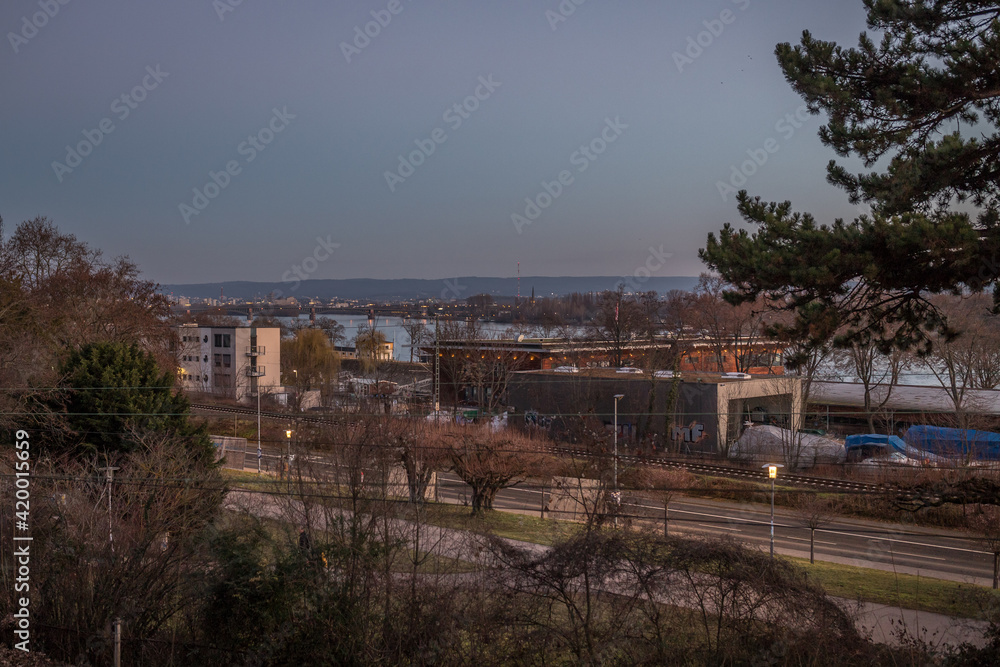 Blick auf den Rhein bei Mainz im Sonnenaufgang