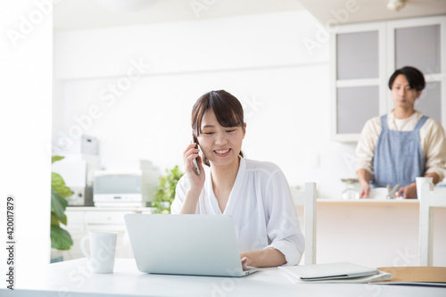 リモートワーク　女性　夫婦　テレワーク