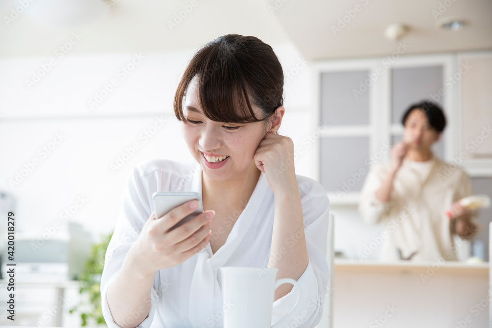 女性　スマホ　検索　キッチン