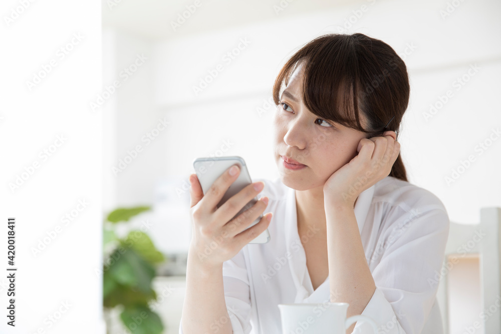 女性 スマホ 悩む 検索 キッチン 女性 スマホ 悩む 検索 キッチン