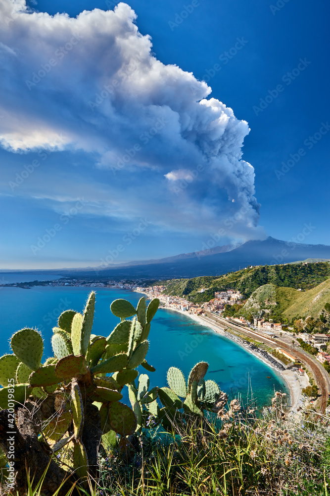 Φωτογραφία volcano in Sicily taken from the road that climbs to get to Taormina on a beauti
