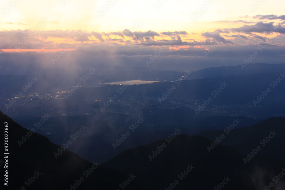 夕暮れの景色。赤岳展望荘から見下ろす諏訪湖と諏訪市街