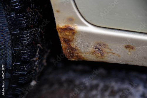 Photos A little rust at the bottom of the car sill. Paint bloat