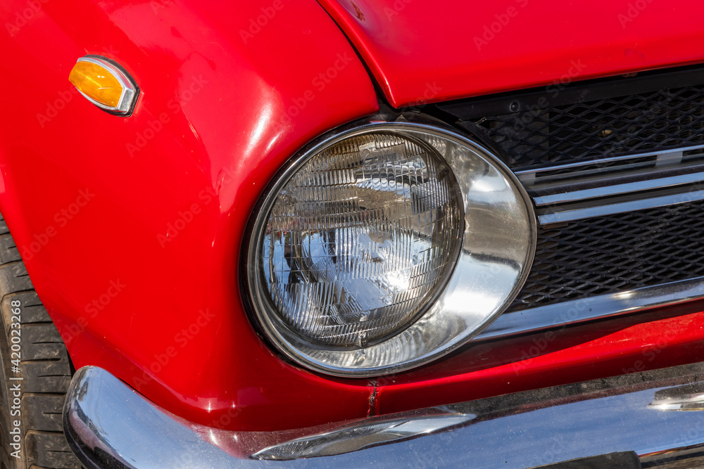 自動車のヘッドライト　Headlight of the old car