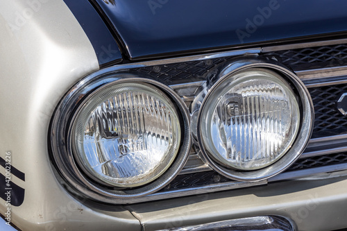 自動車のヘッドライト Headlight of the old car