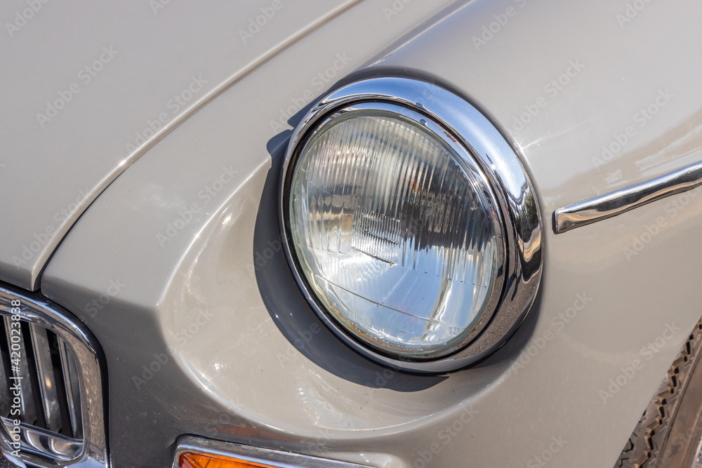 自動車のヘッドライト　Headlight of the old car