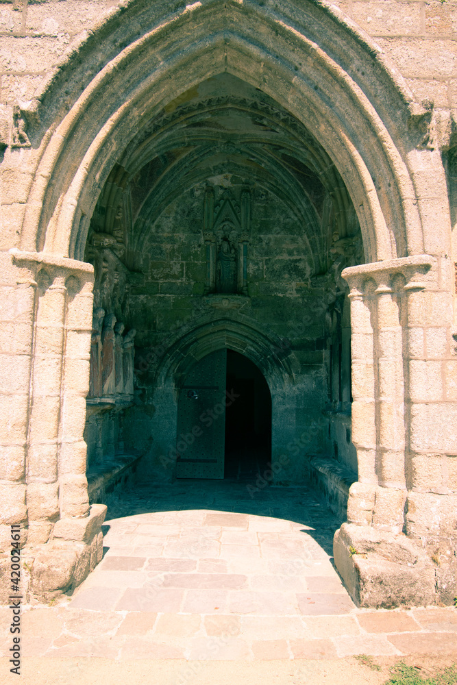 La Chapelle de Kermaria an Iskuit dans les Côtes-d'Armor en Bretagne.	

