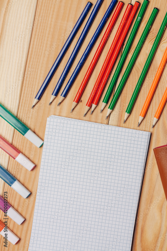 Obraz premium drawing pad colorful pencils wooden table school