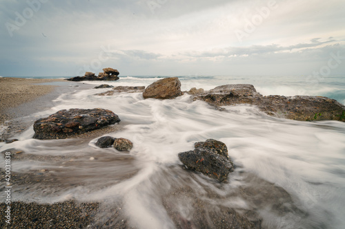Obraz na plátně Rocas y aguas sedosas en la playa de Mojacar, Almería