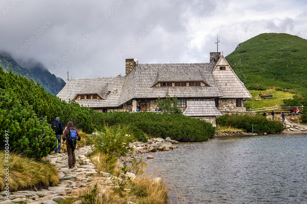 Schronisko w Dolinie Pięciu Stawów, Tatry