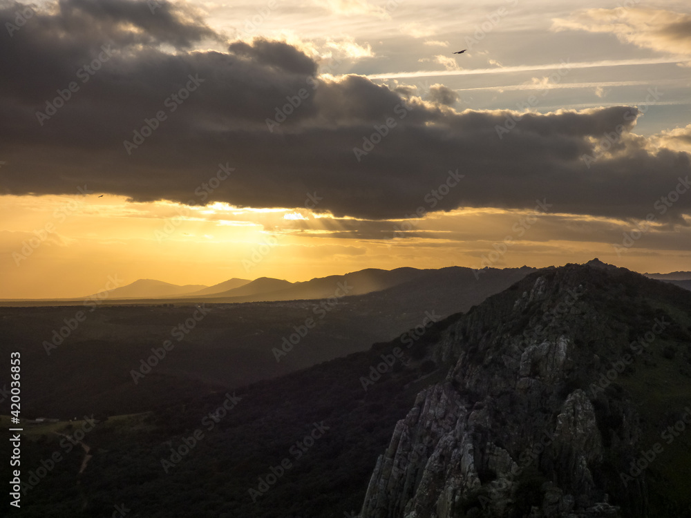 Últimas luces del día vistas desde la zona más elevada del Parque Nacional de Monfragüe, España