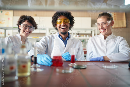 Fotografia Young chemistry students have fun working with chemicals in the university laboratory