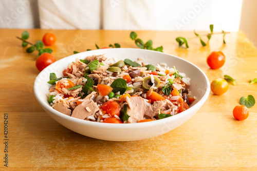 Salad of rice, tuna, tomatoes, olives and aromatic herbs. Ideal for a summer lunch