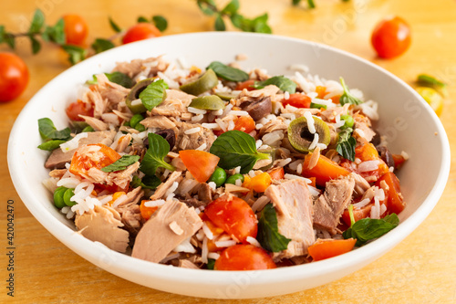 Salad of rice, tuna, tomatoes, olives and aromatic herbs. Ideal for a summer lunch