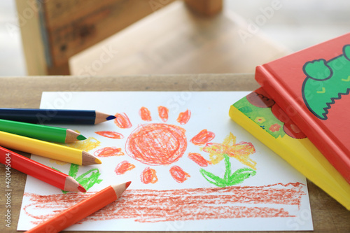 お絵かきと色鉛筆を使って子供の才能を伸ばす