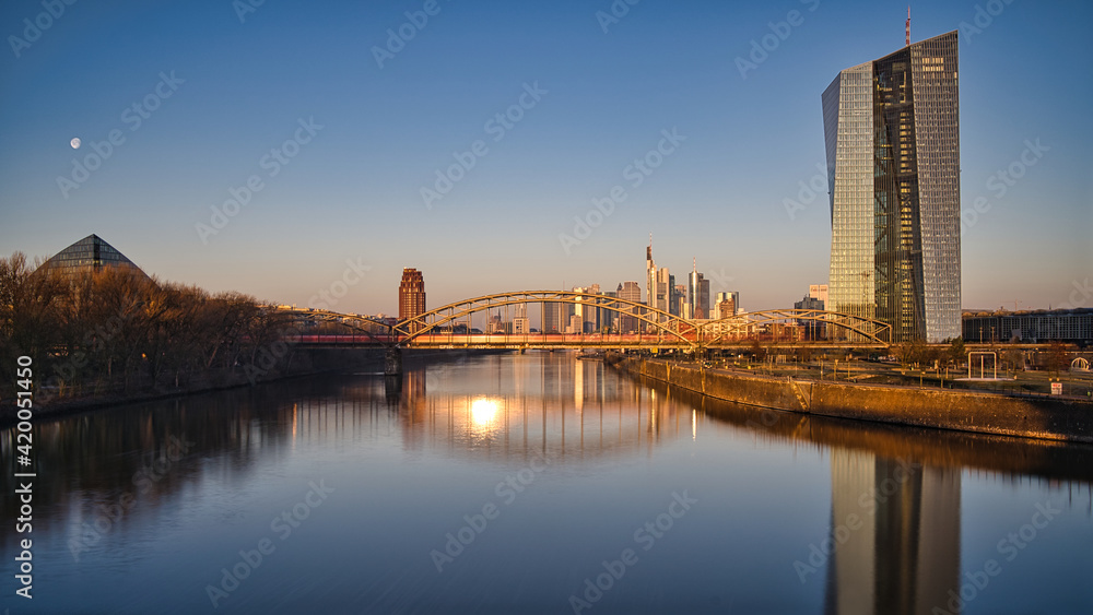 Frankfurt Skyline bei Morgenlicht