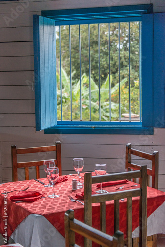 Photography Mesa y ventana en un restaurante en el pueblo de Viñales, en la isla de Cuba