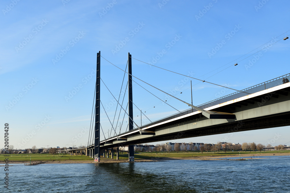 kniebrücke über rhein in düsseldorf, deutschland