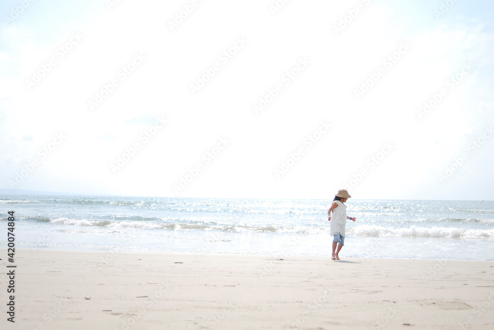 波と遊ぶ麦わら帽子をかぶった女の子 夏の海と砂浜の風景 コピースペースのある写真 Stock Photo Adobe Stock 波と遊ぶ麦わら帽子をかぶった女の子 夏の海と砂浜の風景 コピースペースのある写真 Stock Photo Adobe Stock