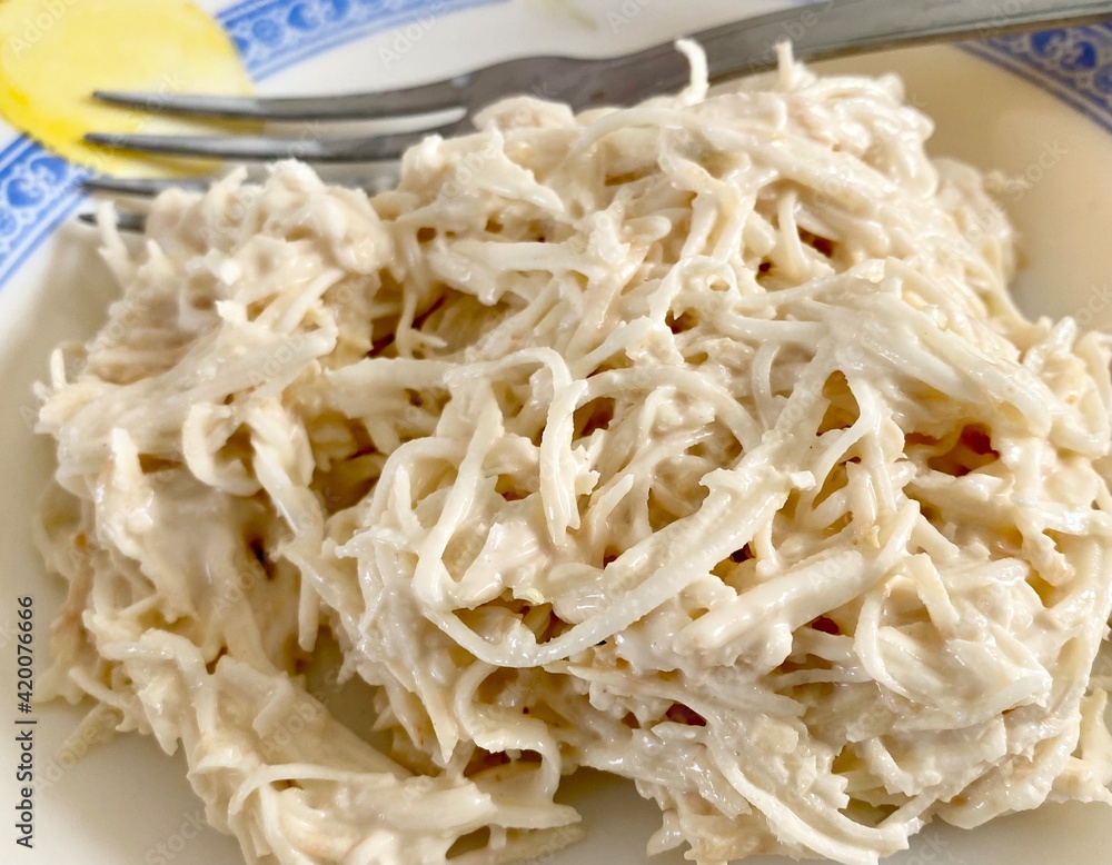 Céleri rave à la mayonnaise dans une assiette Céleri rave à la mayonnaise dans une assiette