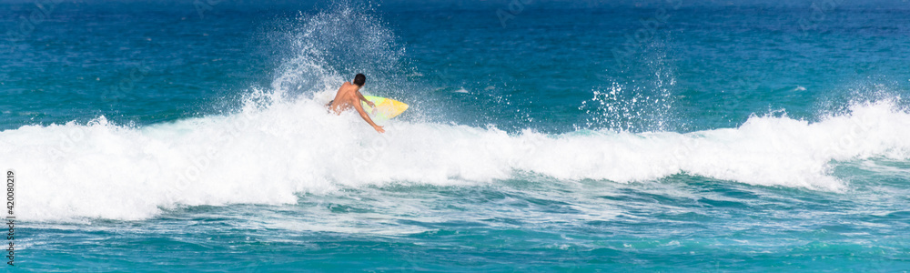 Surfista manobrando na onda