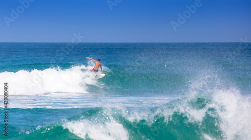Surfista manobrando na onda