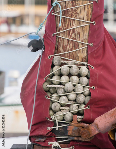Sailing boat mast with wooden balls as friktion element 